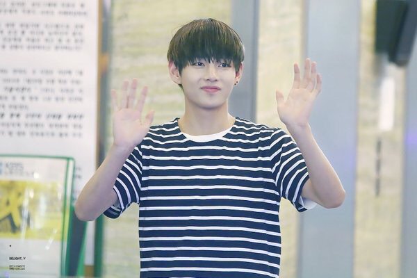 lovlysprings's tweet photo. #WOWBTS lcd hp v pecah karena jatuh saat syuting mv fire https://t.co/usFEpkzNPd