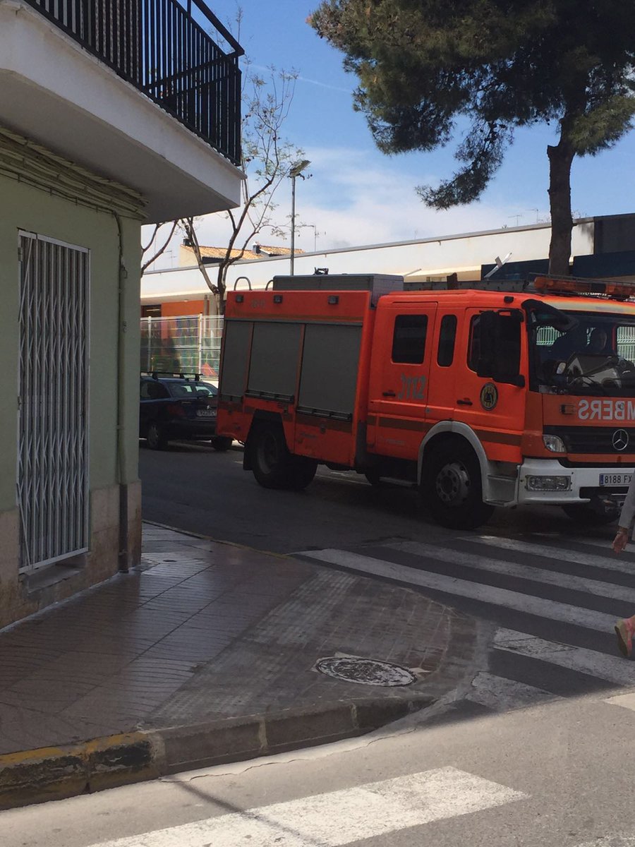 Ayer rescatamos junto con bomberos a un hombre de 72 años que quedó encerrado en su domicilio por motivos de salud🚓🚒