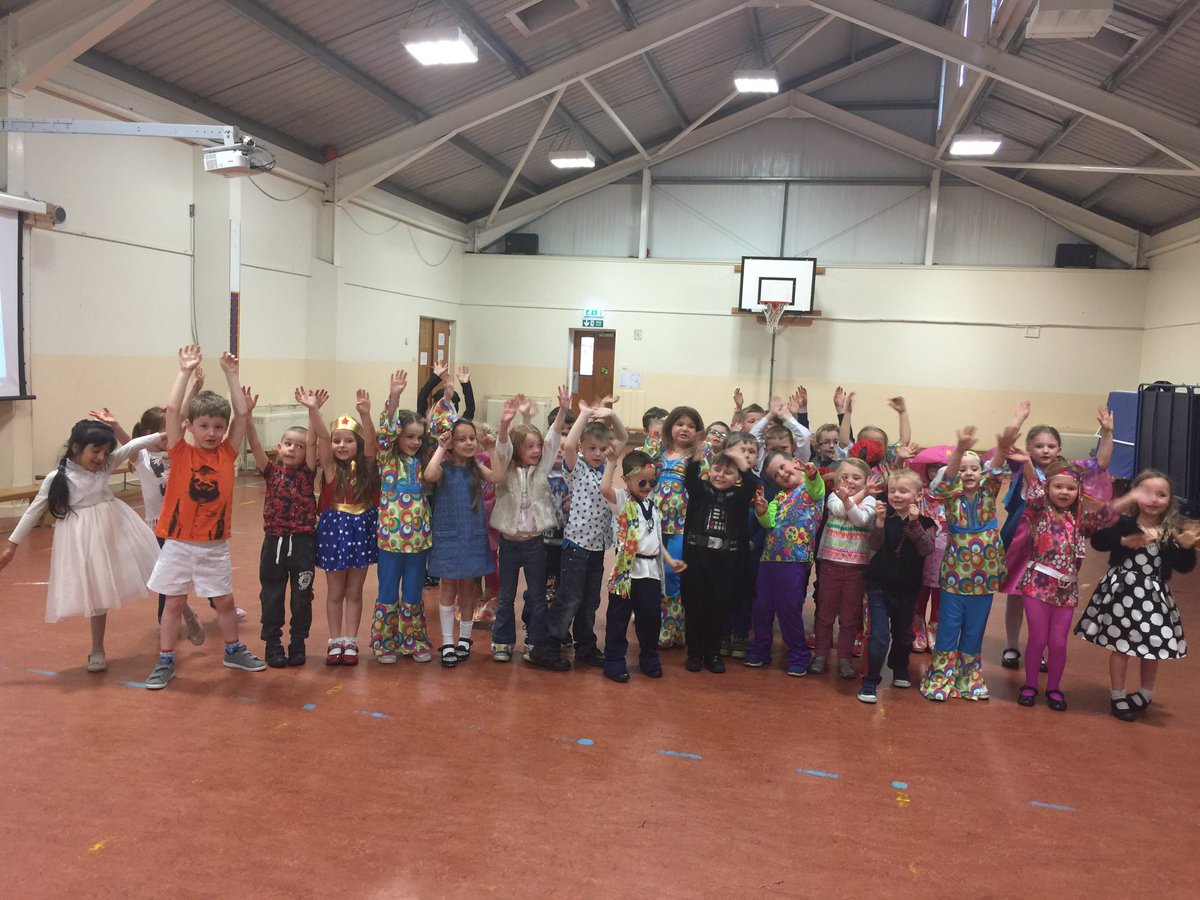 CarronshoreP1's tweet photo. P1 had fun at a 70's disco. https://t.co/pLxbapmbPO