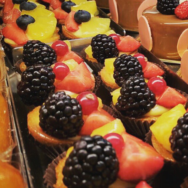 La magia delle cose semplici 🍓🍒🍍 #strawberries #pineapple #giovedì <a href="/ampitweet/">AMPI</a> <a href="/Sciampagna_/">Carmelo Sciampagna</a>