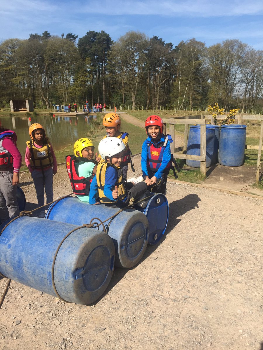 AshtonPgl's tweet photo. Whose design will keep them dry!? https://t.co/VaAGI9iJNv