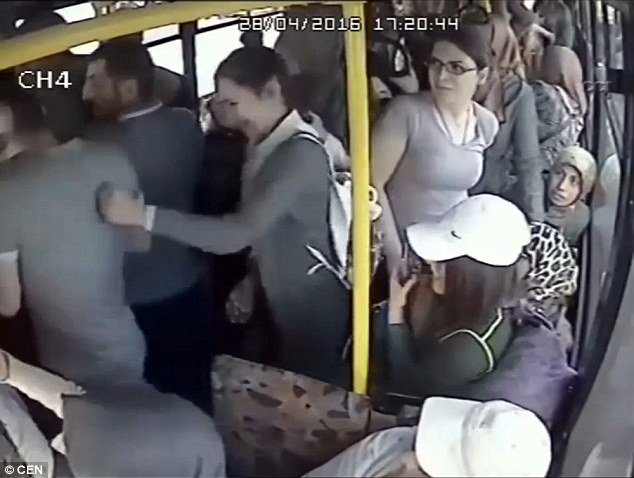 paulemagazine's tweet photo. Quand un agresseur choisit le mauvais bus et se fait virer par toutes les femmes #girlpower https://t.co/mb4NmBmeqJ https://t.co/i4G1E4VO6D