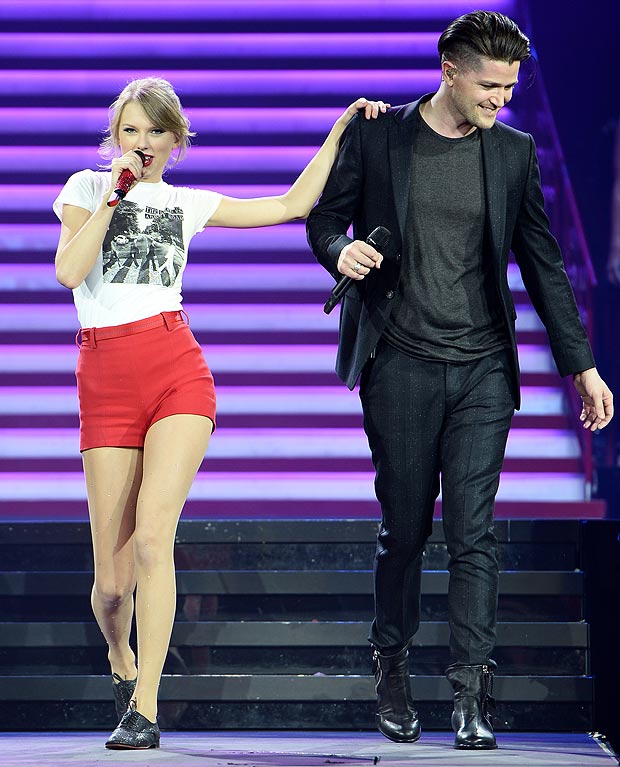 thescript's tweet photo. #TBT Thanks @taylorswift13 for having me back in 2014!!!! ✌ https://t.co/ZSfEO7jUZ2
