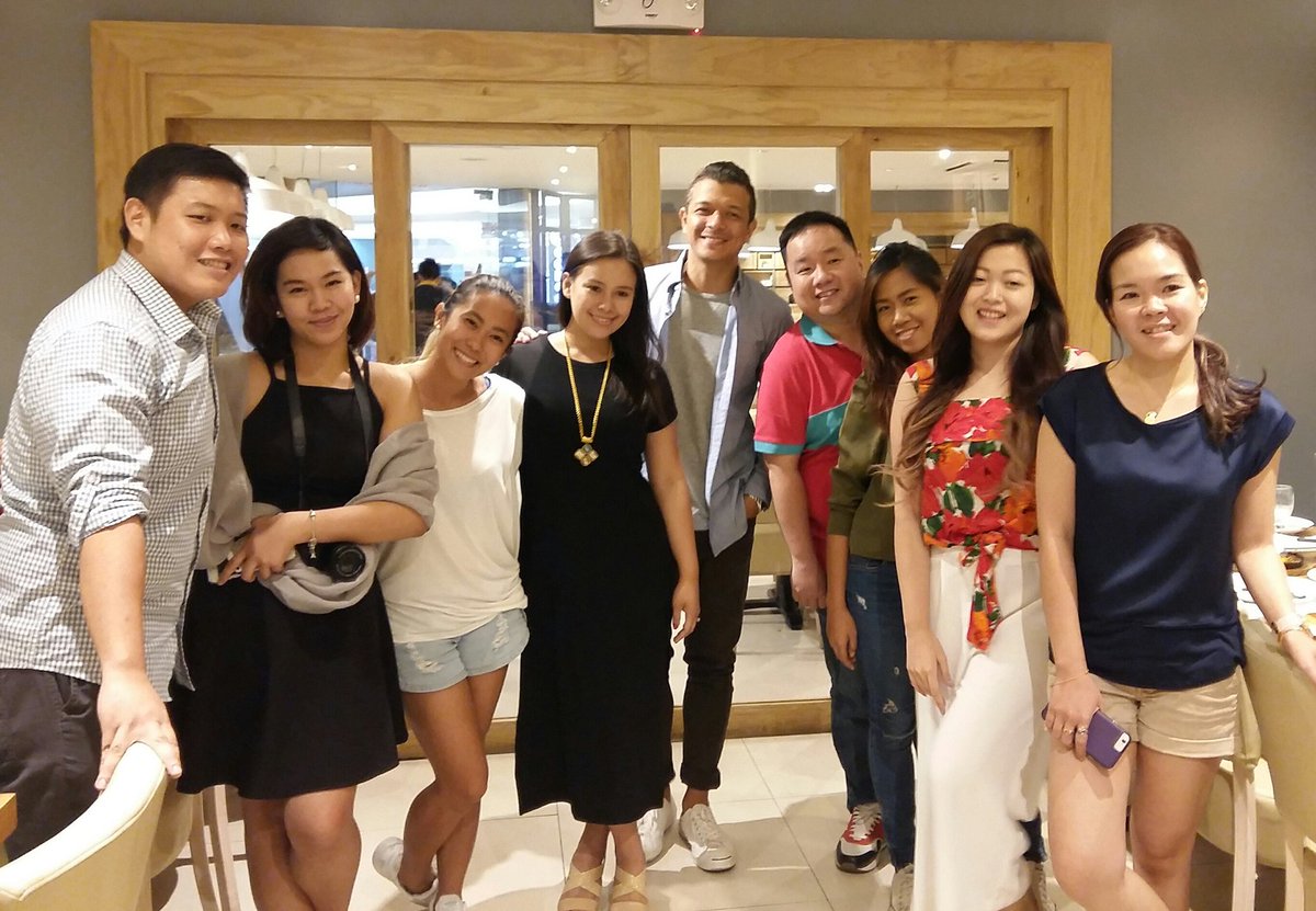 kuyajresto's tweet photo. ATM: Kuya @jericho_rosales hanging out with food bloggers, dito sa Kuya J, SM Megamall. #kuyaj https://t.co/ZXbf3inGMQ