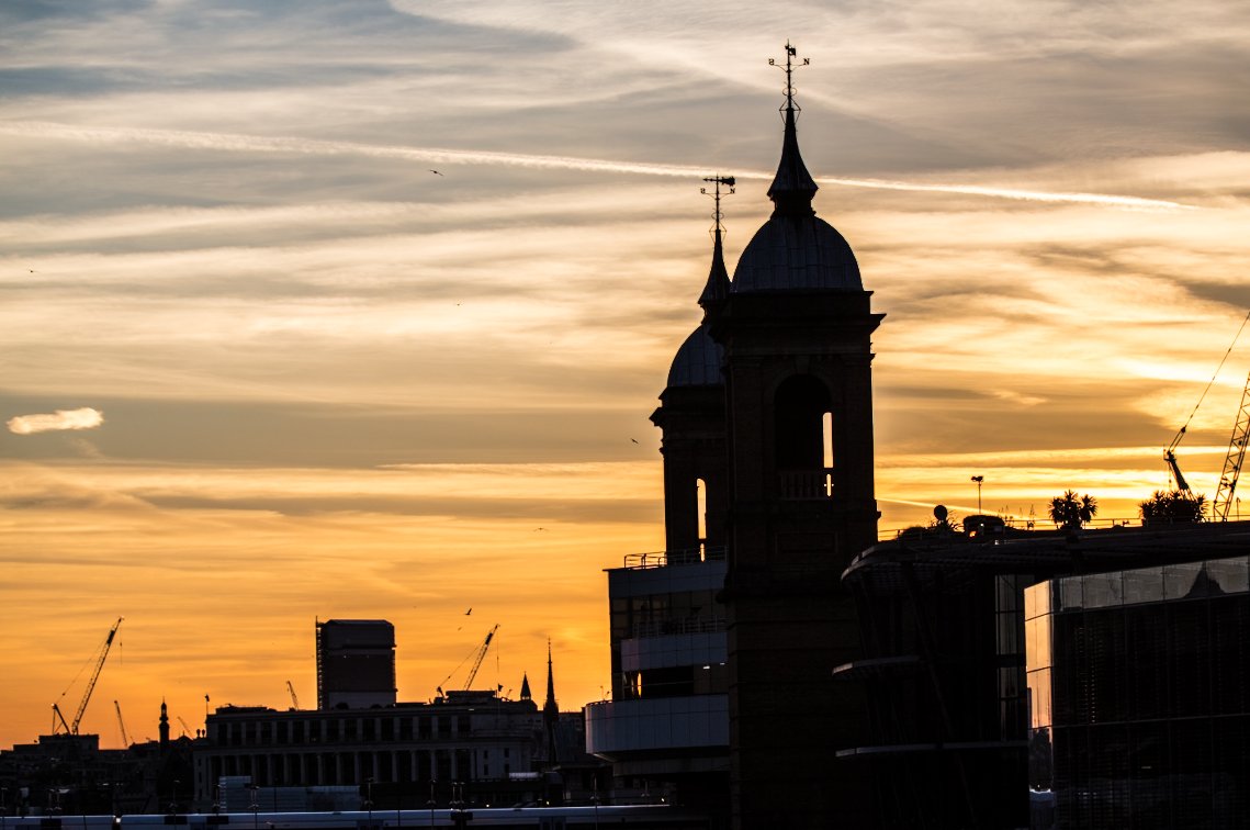 marksimoncard's tweet photo. Shit filled sky over Cannon St. Station yesterday eve #pollingday #theillusionofchoice #chemtrail #thegameisrigged https://t.co/3qF9awYC6y