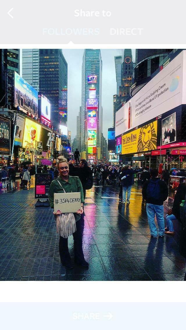MaeveMcLaughli1's tweet photo. Solidarity from Times Square - thanks Audrey #3forDerry https://t.co/MdS12hXzNx