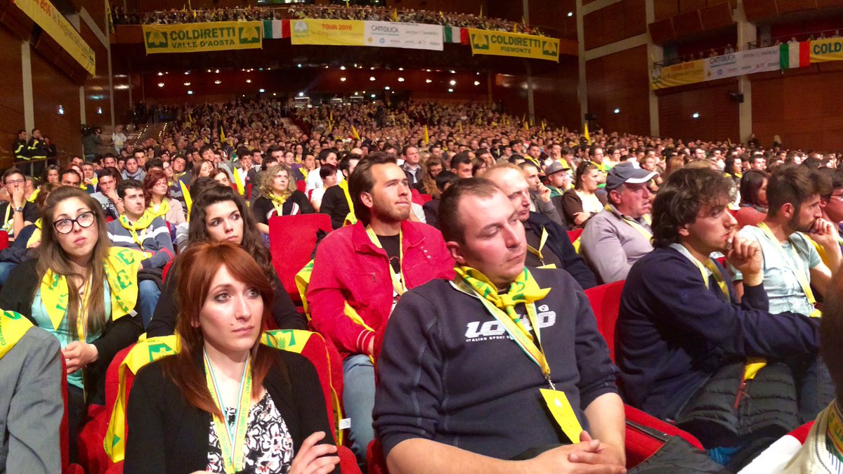 LiveUru's tweet photo. Felice di vedere molti #giovani agricoltori a #Torino. La terra è lavoro e futuro. #Coldiretti https://t.co/wCsXmbccgj