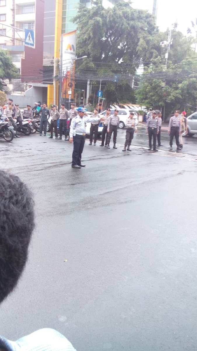humasparkirdki's tweet photo. Petugas up parkir membantu kelancaran lalin dampak demo di depan kwsn TIM @basuki_btp @BeritaJakarta @Agusprasetiy0 https://t.co/GSEsC2RQyu