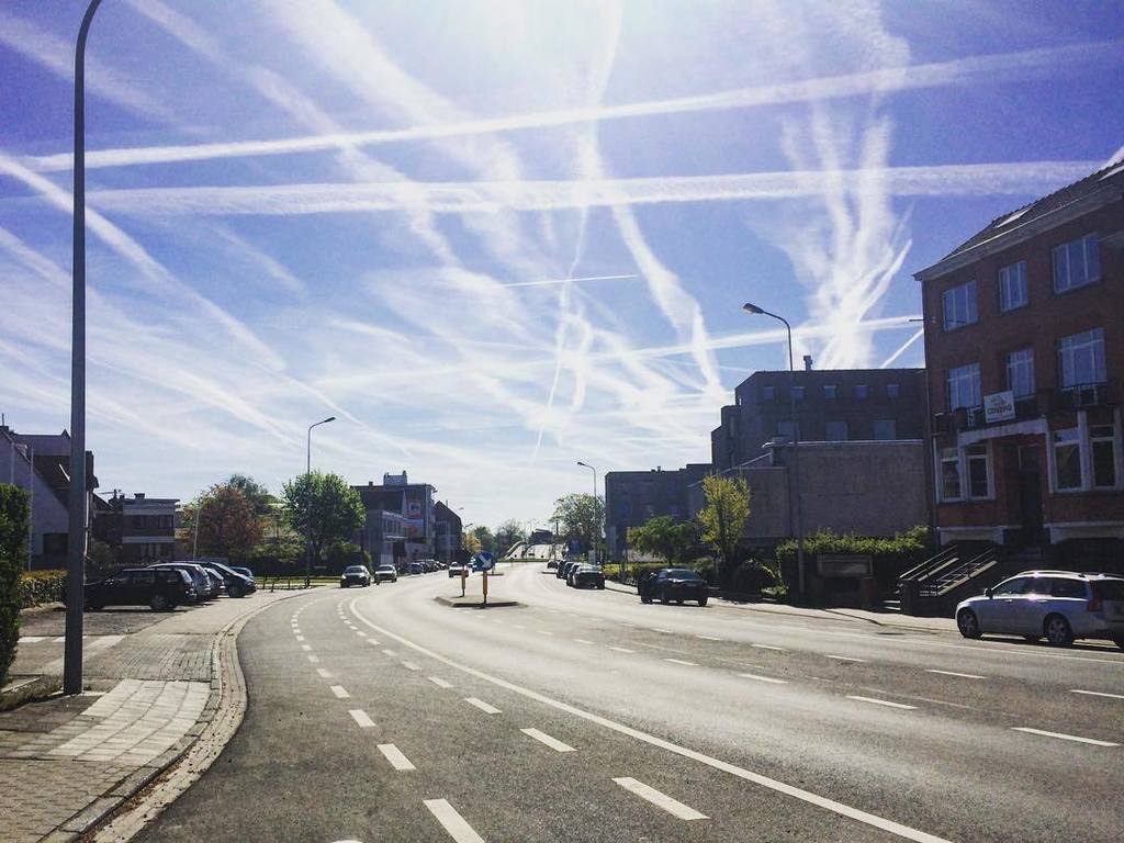 scia_chimica's tweet photo. Chemtrails are high in this one 😉 #igoverleie #igkortrijk #sunnn #chemtrails #jk #sky by z… https://t.co/qPy4bAruWk https://t.co/y0pEbCdvCK