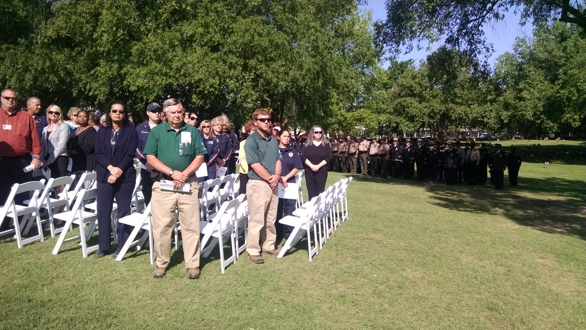 earlefarrelltex's tweet photo. Memorial service https://t.co/IpkTPqc5nr https://t.co/0xGWc0VYhN