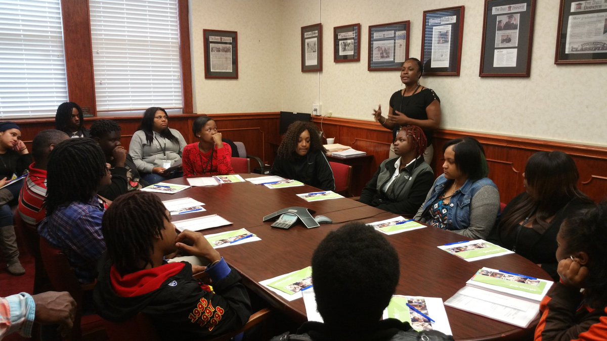 ClarenceHicks9's tweet photo. WVHS students receiving valuable information from Job Corp's admissions counselor. @VanceCoSchools #VanceCoproud https://t.co/6zIJtQEjai