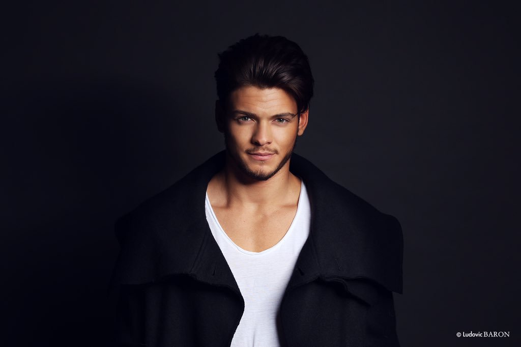 BensettiRayane's tweet photo. Bonne soirée les amis!En direct de la réunion je vous fais plains de bisous et merci mon pote Ludovic pour la photo😁 https://t.co/63t6uHaGFr