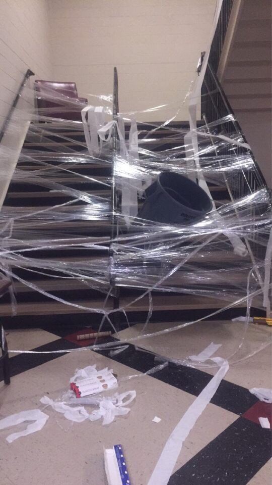 OutKickBets's tweet photo. Franklin High School senior prank 😭 https://t.co/DF9fiJJffc