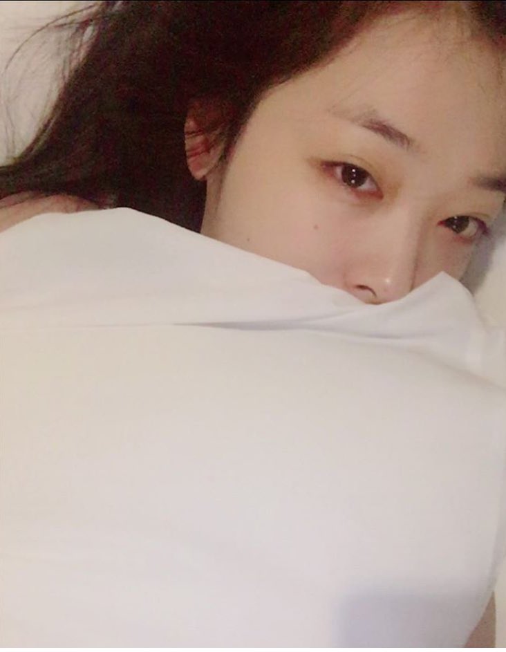 WeLoveSulli's tweet photo. 굿밤 🌙 check out Sulli's instagram. She is very active there 💗

https://t.co/PyhFR6d4Td https://t.co/0SXZE8PRdi