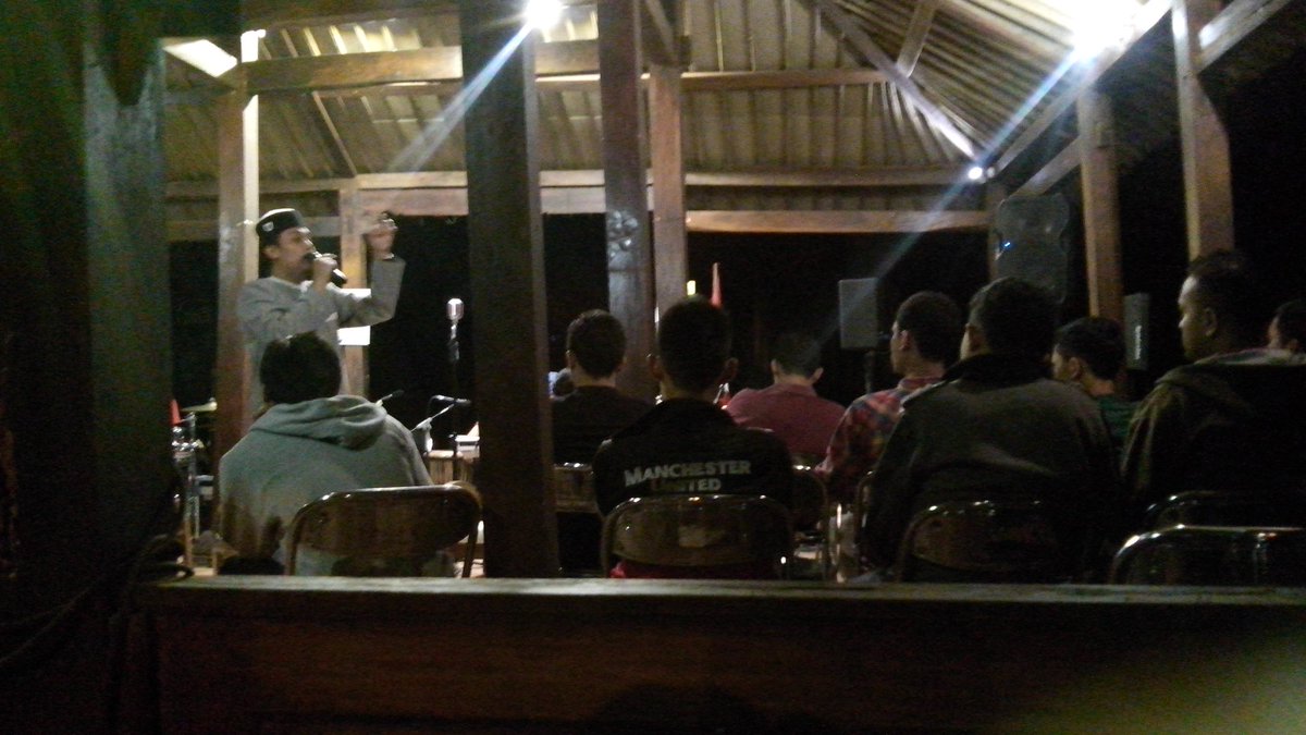 Malem jumat mampir di nongkrong tobat <a href="/Santrendelik/">Kampung Tobat</a> "Penjelajah Ruang &amp; Waktu"| cc: <a href="/Musikbiasasaja/">Musikbiasasaja</a>