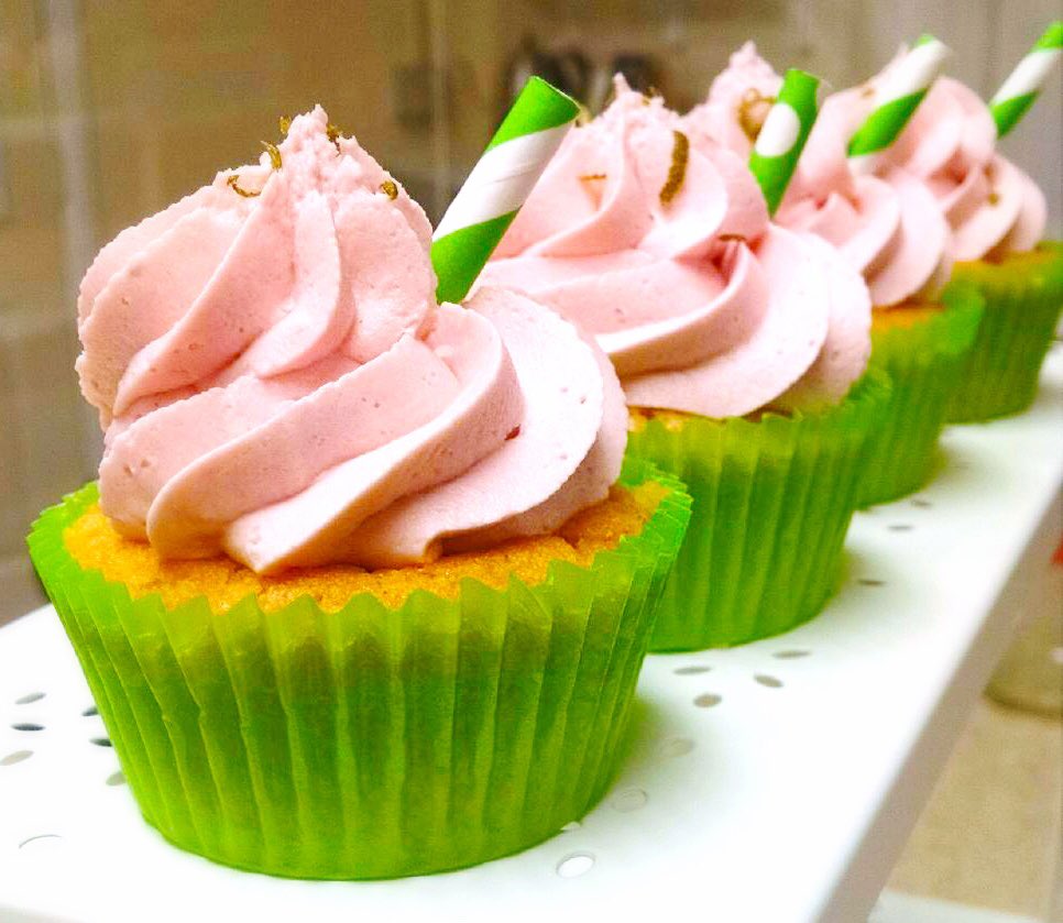 bravelilkitchen's tweet photo. Strawberry Margarita Cupcakes!  🍸🍓😉 Grownups only, please. 
#vegan #glutenfree #gumfree #cincodemayo #boozycupcakes https://t.co/5xect0fKoe