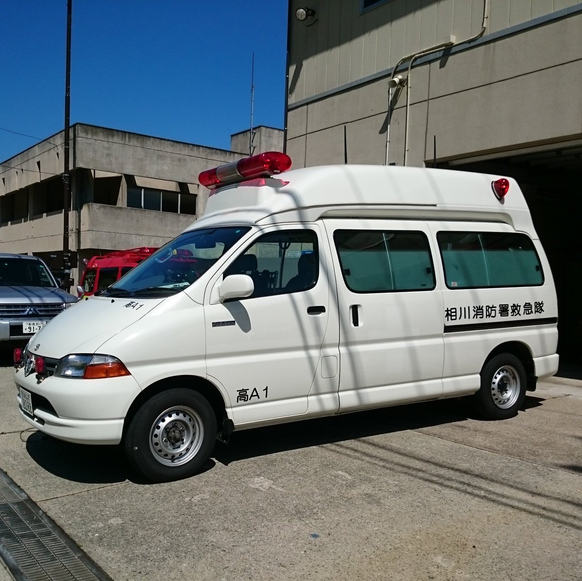 にゃんころ בטוויטר 真っ白な救急車と真っ赤な消防車 を こどもの日だからこどもが喜びそうな車両の画像貼れ