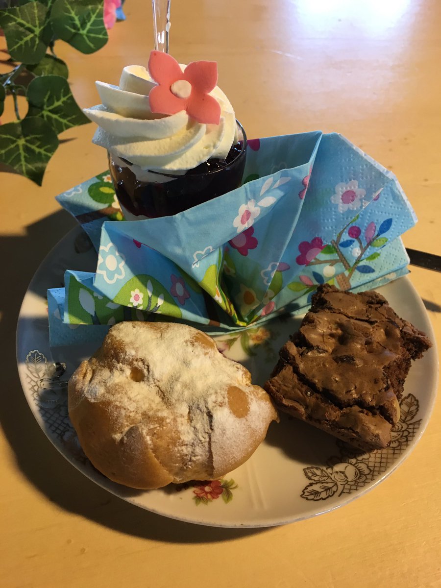 deTrogHeiloo's tweet photo. #minihightea #koffie #thee #€5,00 #GGZNHN #Heiloo #terras 🌞 https://t.co/Pl8Z6bSkBs