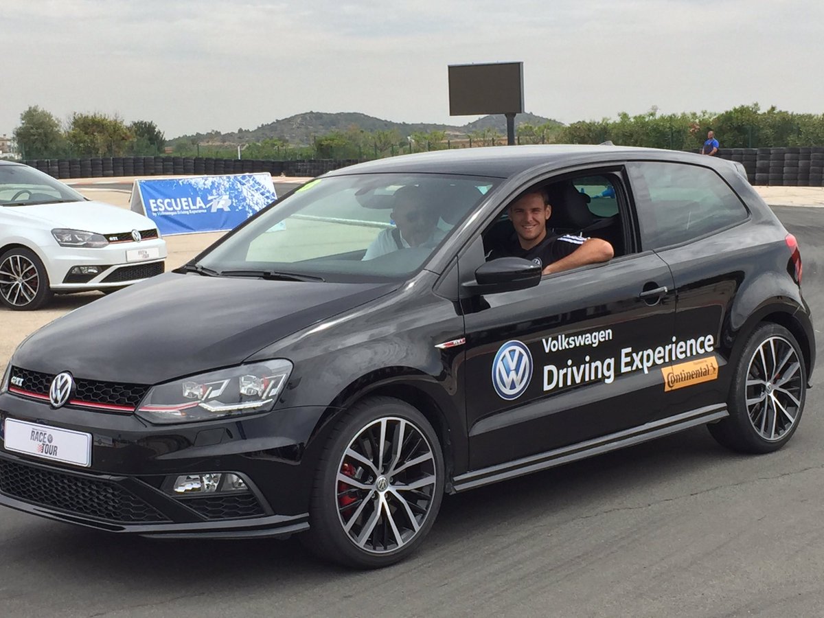 CircuitValencia's tweet photo. Los jugadores del filial del @valenciacf en la escuela de conducción de @VW_es en el Circuit https://t.co/wWJ1puiV8c