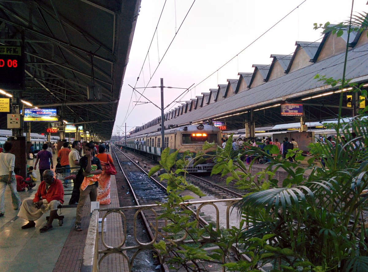 faizntech's tweet photo. #travelblogger @TweetKolkata @WeAreHowrah #officerush #howrahlocal https://t.co/rfyZi7M5xV