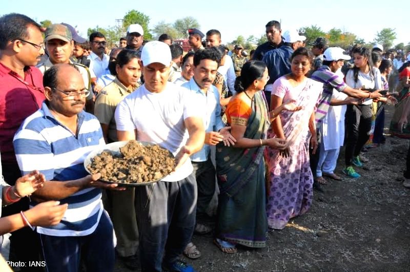 satyamevjayate's tweet photo. Aamir Khan, Co-founder of Paani Foundation, did shramdaan today in Wathoda village. Video: https://t.co/7OFog1fxwP https://t.co/hits40p0UN
