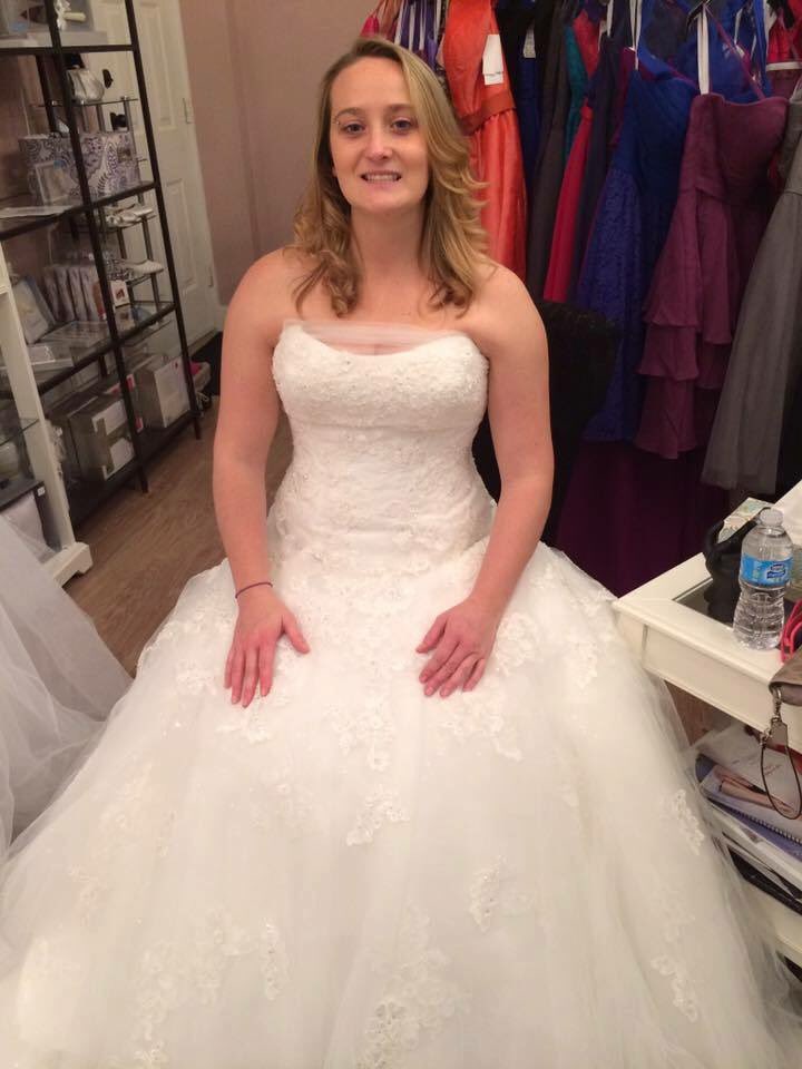 RachelSchoutsen's tweet photo. Do u have a size 12 wedding dress in storage? Elise lost dress in Fort Mac fire &amp; is to be married Saturday in #TO https://t.co/DgNqzKTnRz