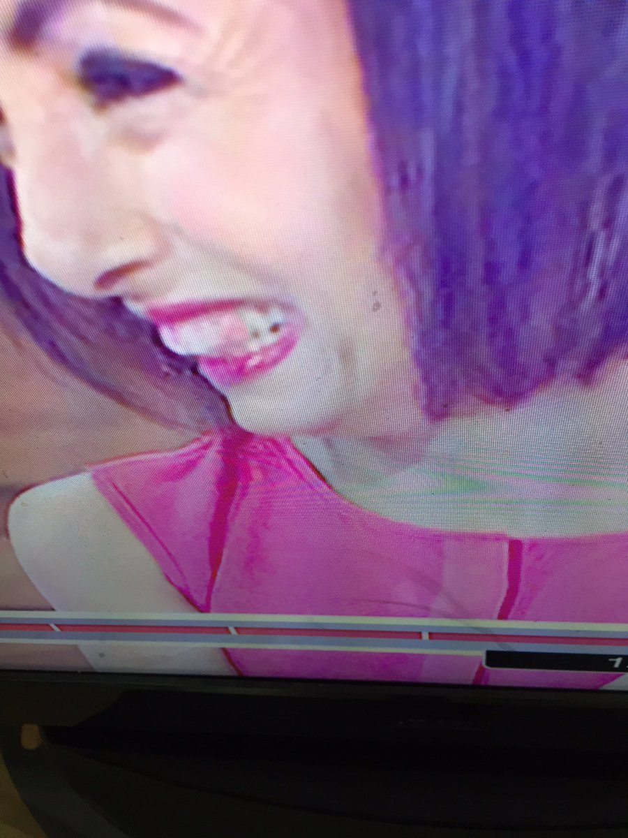 georgia1190's tweet photo. @loosewomen lipstick on her teeth 💄😬 https://t.co/U8CRRbP5h3