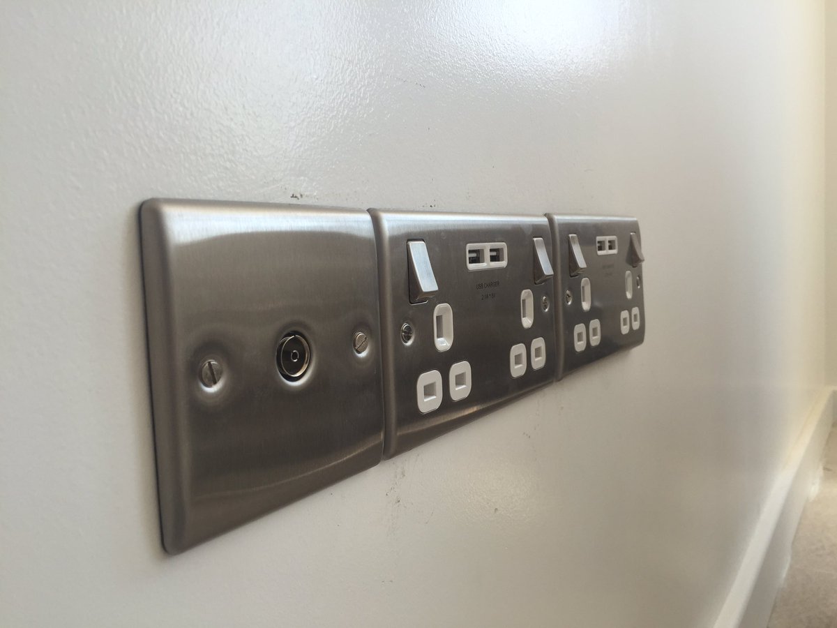 LS_Electrical_'s tweet image. 2nd fix! ⚡️🔨💡 Full rewire in #Colindale. 2 one bed flats. #usbsocket #rewire #electricians #chrome #LSES