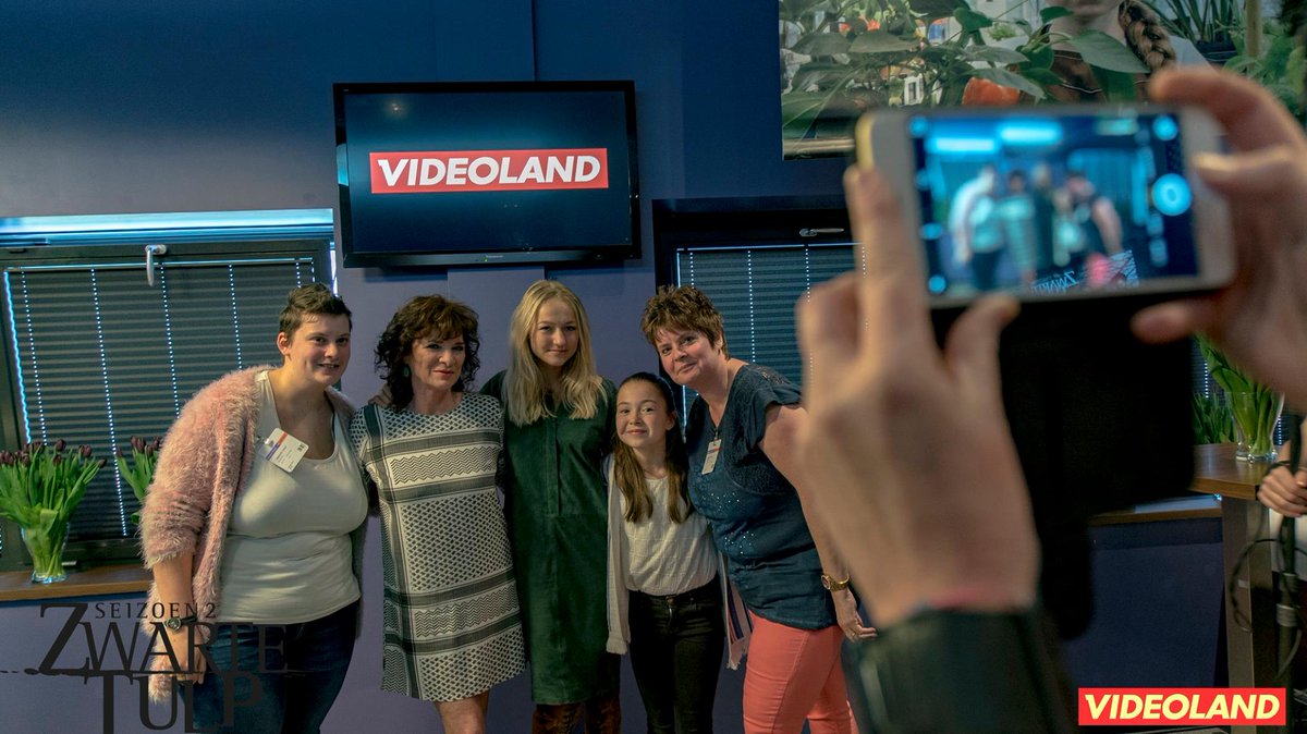 ZwarteTulp's tweet photo. Nieuwsgierig naar de #Bingewatchparty van #ZwarteTulp? De foto's staan inmiddels online! https://t.co/H4g9JKqLi9 https://t.co/MSRPIGhNRp