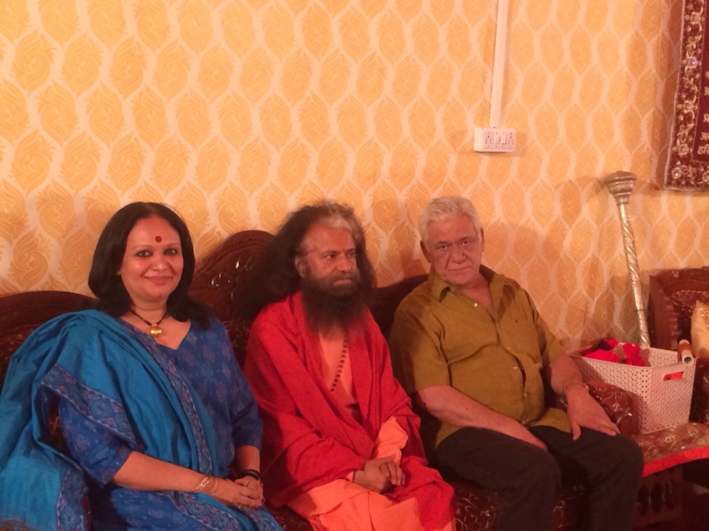 PrathibhaP's tweet photo. Happy dancing at #simhastha #khumb for #swamijAvadeshanandGiri ! Great meeting Om Puri & #MUNIJI https://t.co/HXYvh0NH4T
