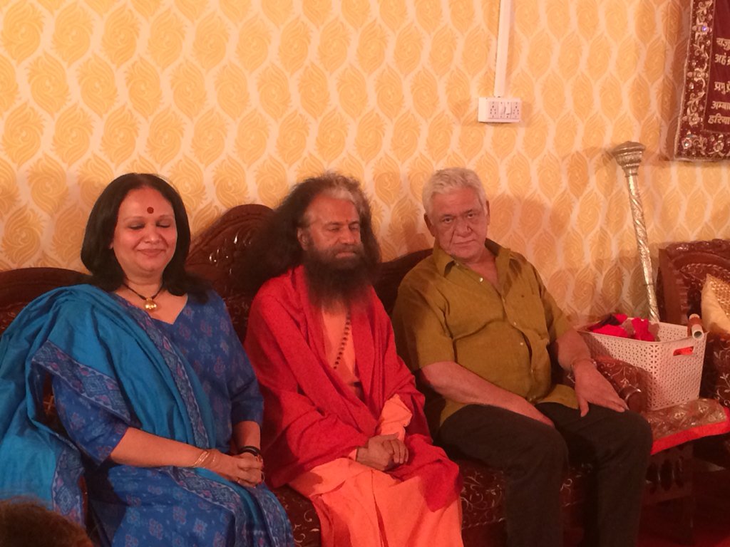 PrathibhaP's tweet photo. Happy dancing at #simhastha #khumb for #swamijAvadeshanandGiri ! Great meeting Om Puri & #MUNIJI https://t.co/HXYvh0NH4T