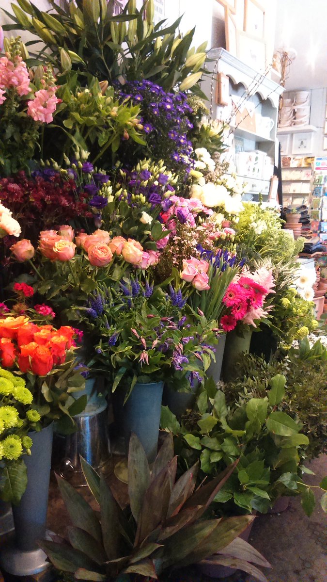 Wcombeflowers's tweet photo. International mothers day Sunday 8th.   Treat your mum to #flowers https://t.co/adzpuBrJuL