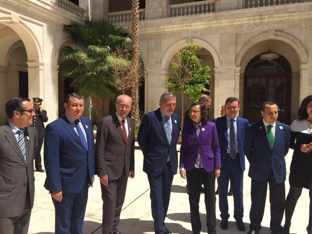 Hoy, con ministro de <a href="/educaciongob/">Ministerio de Educación, FP y Deportes</a>, q entrega a <a href="/CulturaAND/">Cultura Junta de Andalucía</a> llaves del <a href="/MuseoAduana/">Museo Palacio Aduana</a> Málaga, tras inversión de 39 M€