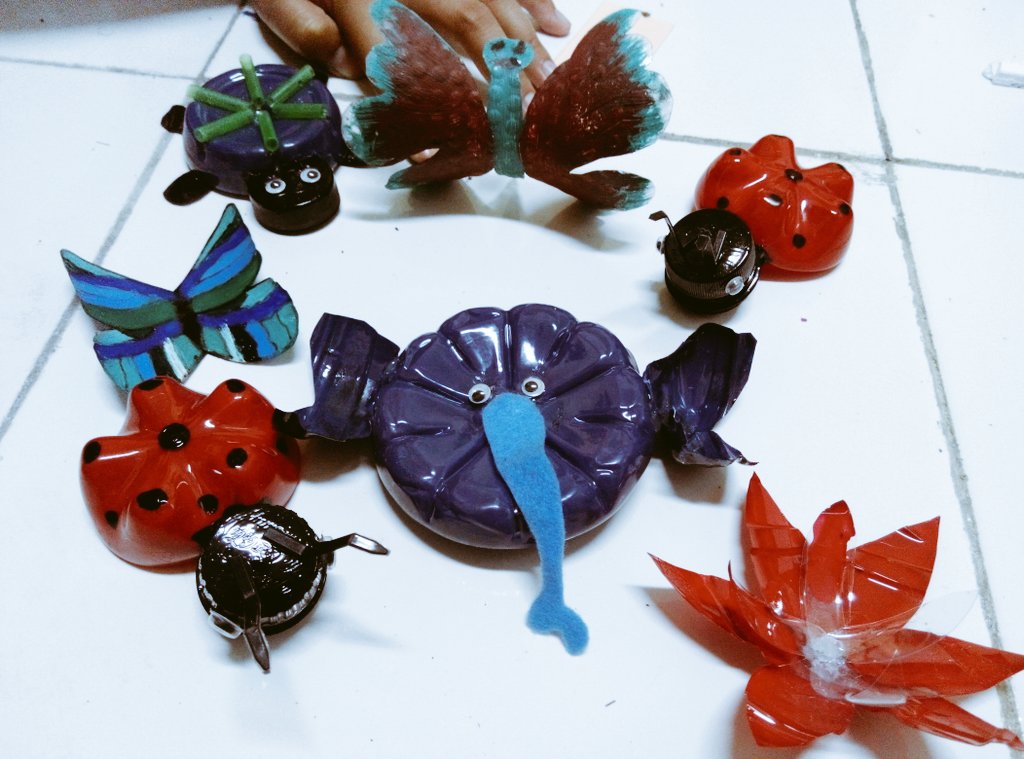 Hasil kreasi temen temen PST 
Sampah ditangan anak Agreemove bakal jadi berkah ☺
#AgreemoveIPB
#SalamHijau