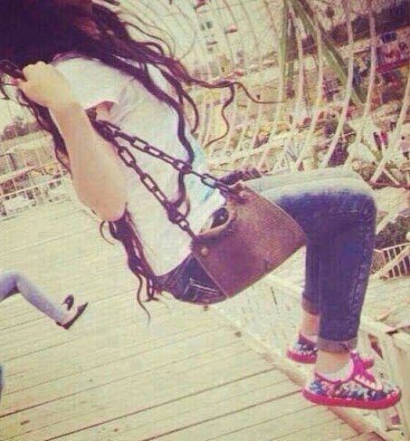 آنآ لسٍت گ غيِريِ وغيِريِ ليِسٍ آنآ ﻤختلفهـ ولست كآلآخرون يِضحگون لآنيِ لآ آشبهـ آحد لگنيِ آضحگ لآنهـﻤ ﻤتشآبهـون🎵