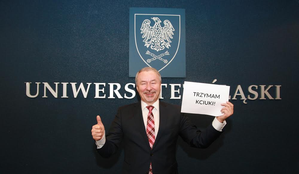 USinKatowice's tweet photo. Maturzyści! Rektor UŚ prof. zw. dr hab. Wiesław Banyś życzy powodzenia na #matura2016 i zaprasza na uczelnię! https://t.co/0WF0sf1LUW