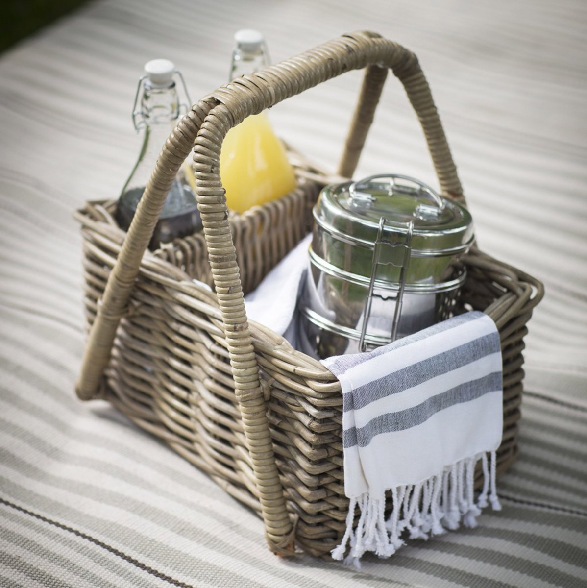 graceandglory's tweet photo. This sunshine is making us think of picnics! Just need some goodies to fill this cute basket https://t.co/vgzKeo0uCV https://t.co/h7c5eln1Ne