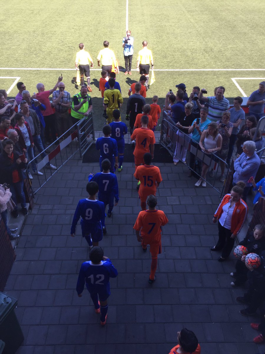 excelsior31's tweet photo. Opkomst en volksliederen van Nederland en Japan. #4landentoernooi @KNVB https://t.co/EFl2urxJLS