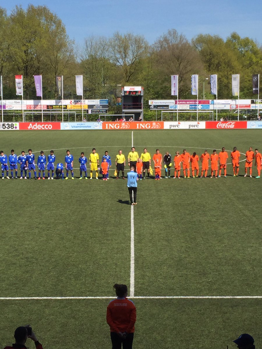 Opkomst en volksliederen van Nederland en Japan. #4landentoernooi <a href="/KNVB/">KNVB</a>