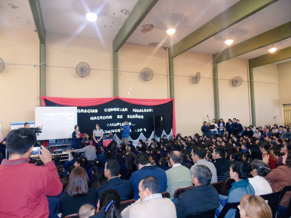 tinchobarrios's tweet photo. La @DESMISIONES acompaña la entrega de las Netbook a los alumnos del #CEP4 @flalomorales https://t.co/XNTp8LlLnw