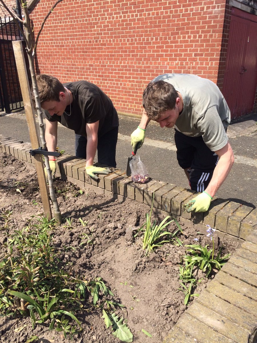 Students Tom &amp; Charlie planting onions at Brailsford &amp; Braemer plot <a href="/UoMVolunteering/">UoM Volunteering</a> @ThinkSustUoM <a href="/ManCityCouncil/">Manchester City Council</a>