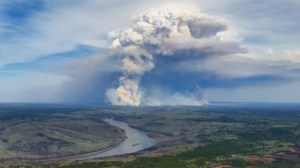 Fort McMurray Int'l Airport, built two years ago, may have been charred by the #ymmfire. wxch.nl/1q1Nhh8