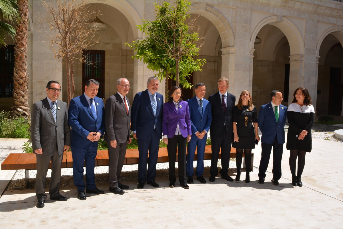 La #FlordeEsperanza de @aecc_es en un hito histórico para Málaga. <a href="/IMendezdeVigo/">Iñigo Méndez de Vigo</a> <a href="/CulturaAND/">Cultura Junta de Andalucía</a> <a href="/malaga/">Ciudad de Málaga</a> <a href="/MuseoAduana/">Museo Palacio Aduana</a>