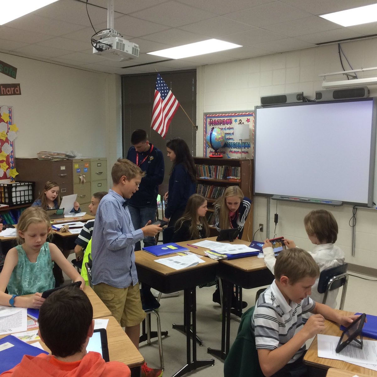 0xCoryzon's tweet image. Another proud day-the @RFHS_STT teaching @RiverFalls_SD #westsidepride students iMovie #edtech #wischat #rfsdedchat