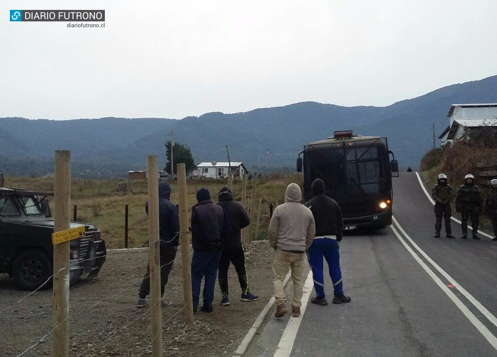 diariosur_rios's tweet photo. ÚLTIMA HORA: Sorpresivo operativo policial en Las Quemas, comuna de Futrono #valdiviacl Info https://t.co/s4pRum20O9 https://t.co/GtBicsYJYS
