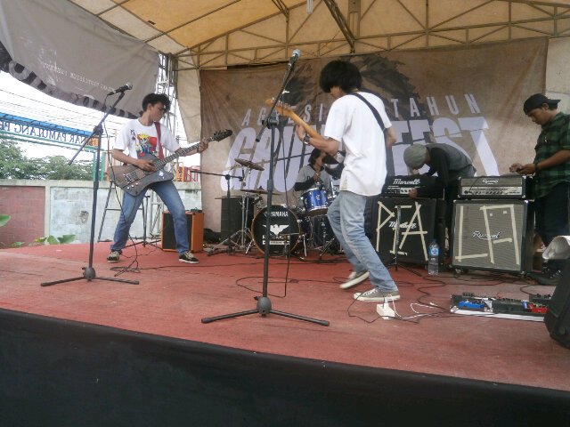 Nevermind dlu nama kami , setelah kepemunculan nama yang sama , kami sepakat mengubah menjadi 'Shootguns'