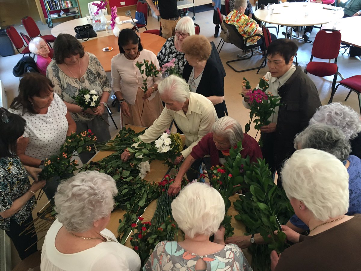RootlessGarden's tweet image. It's all hands on deck @PeelInstitute @NLCares flower arranging afternoon!