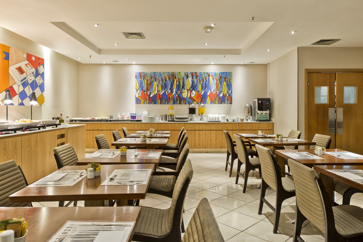 TrypHotels's tweet photo. Your comfort is a priority. Enjoy the refurbished lobby and restaurant at #TRYPHigienopolis #SaoPaulo #MyTRYP https://t.co/6Iy2RI8tjH