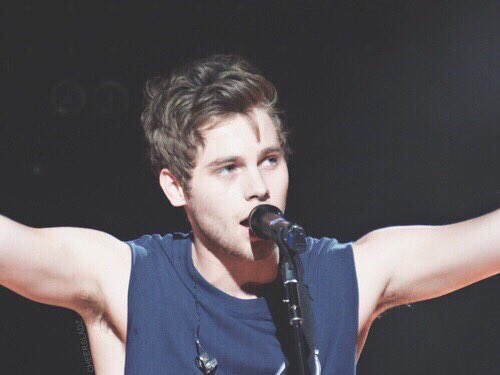all5SOSposts's tweet photo. RT IF YOU LOVE THIS BOY https://t.co/OwiLk3zRSf