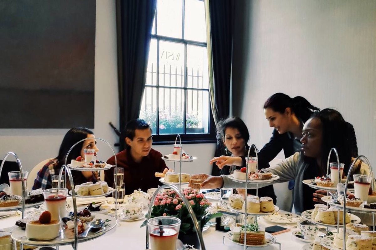 TheInternGroup's tweet photo. Our interns enjoying High tea in #London! 🇬🇧🍰☕️ #londonexperience #theinterngroup https://t.co/TQo4GnhLLm